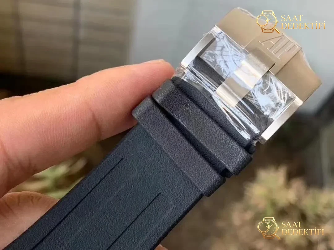 Is the XF Factory Audemars Piguet 15707 ceramic watch V2 version still obvious as a replica at first glance? - Internal Buckle Micro Adjustment Mechanism