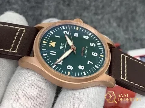 XF Factory Replika IWC Pilot Bronze Saat, Asia ETA 2824-2 Mekanizma ve Kahverengi Deri Kayış - Kadran Detayı ve Bezel İşçiliği