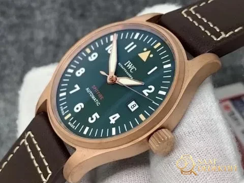 XF Factory Replika IWC Pilot Bronze Saat, Asia ETA 2824-2 Mekanizma ve Kahverengi Deri Kayış - Kasa Profili ve Kurma Kolu İncelemesi