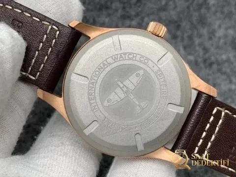 XF Factory Replika IWC Pilot Bronze Saat, Asia ETA 2824-2 Mekanizma ve Kahverengi Deri Kayış - Fosfor ve Super-LumiNova Gece Görünümü