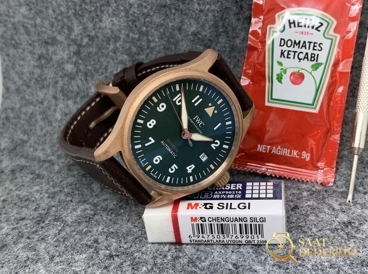 XF Factory Replika IWC Pilot Bronze Saat, Asia ETA 2824-2 Mekanizma ve Kahverengi Deri Kayış - Genel Açı ve Estetik Duruş