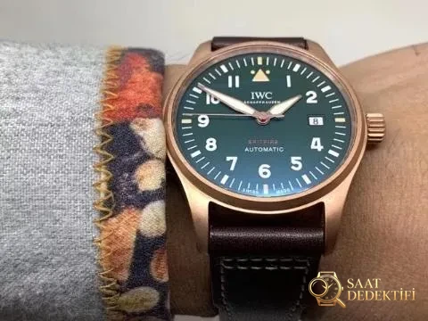 XF Factory Replika IWC Pilot Bronze Saat, Asia ETA 2824-2 Mekanizma ve Kahverengi Deri Kayış - Kadran İbreleri ve Saniye Akışı