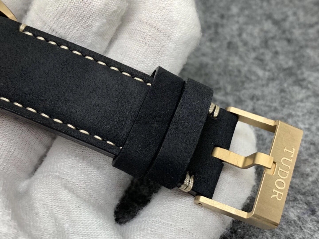 XF Factory Tudor Bronz Arduvaz Grisi M79250BA Kol Saati Detaylı İncelemesi — 10. fotoğraf