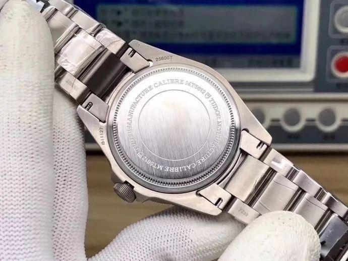 XF Factory Tudor mavi kar tanesi savaş baltası Pelagos serisi 25600TB kaç para? Gerçek-replika karşılaştırması ve orijinal inceleme — 8. fotoğraf