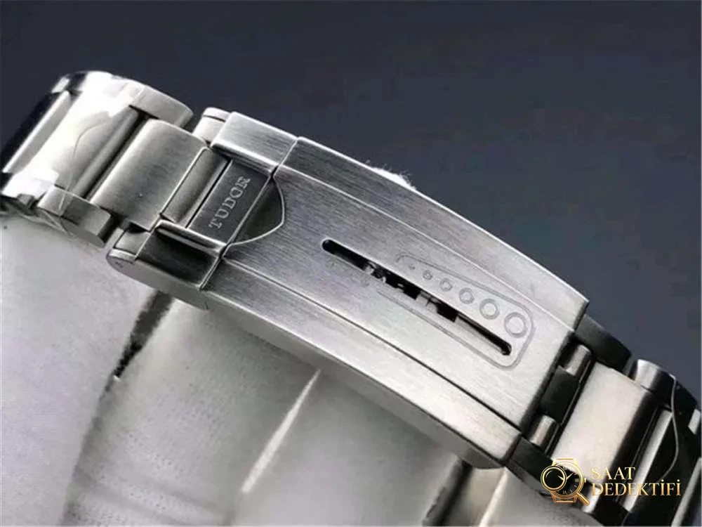 XF Factory Tudor Mavi Savaş Baltası Orijinal Karşılaştırmalı Görsel İncelemesi - Yan Profil ve Kordon Bağlantısı