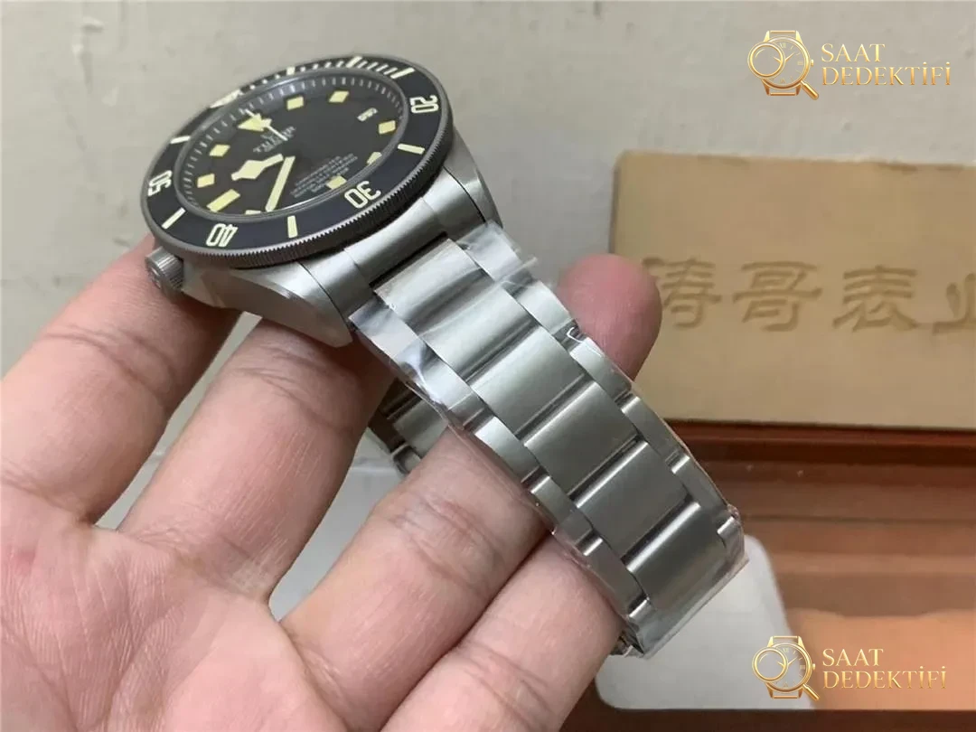 XF Factory Tudor Pelagos Siyah Battleaxe Titanyum Patates Solak V3, 2824 Mekanizmayla Kalitesi Nasıl? - Fosfor ve Super-LumiNova Gece Görünümü