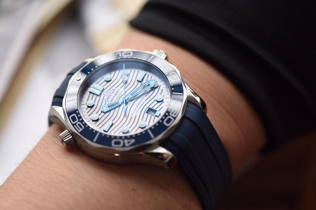 Yeni seramik kadranlı VS Factory Omega Seamaster 300M — dalgalı gri kadran, beyaz mine saat işaretli bezel dalış saatinin karşılaştırmalı incelemesi — 15. fotoğraf