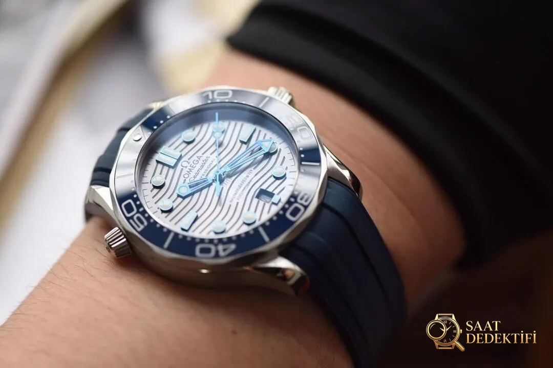 Yeni seramik kadranlı VS Factory Omega Seamaster 300M — dalgalı gri kadran, beyaz mine saat işaretli bezel dalış saatinin karşılaştırmalı incelemesi - Bilezik Bakla Ayrımı ve Pim Yapısı