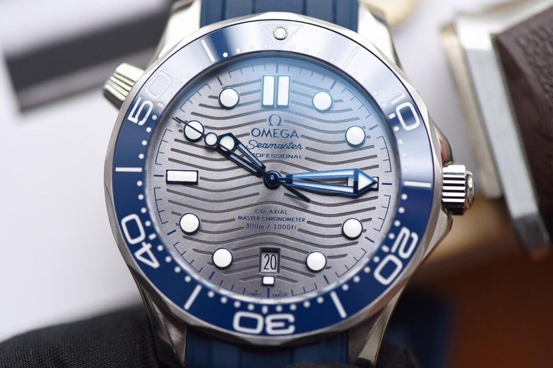 Yeni seramik kadranlı VS Factory Omega Seamaster 300M — dalgalı gri kadran, beyaz mine saat işaretli bezel dalış saatinin karşılaştırmalı incelemesi — 16. fotoğraf