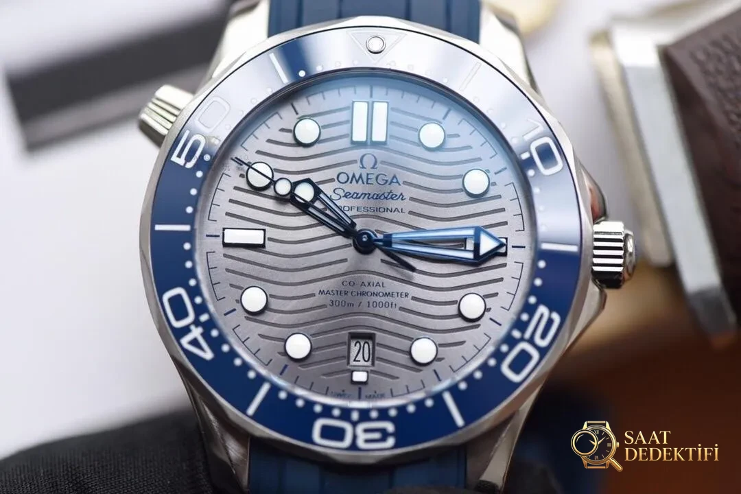 Yeni seramik kadranlı VS Factory Omega Seamaster 300M — dalgalı gri kadran, beyaz mine saat işaretli bezel dalış saatinin karşılaştırmalı incelemesi - Toka İçi Mikro Ayar Mekanizması