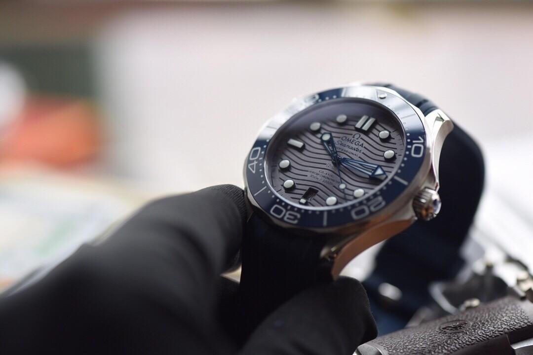 Yeni seramik kadranlı VS Factory Omega Seamaster 300M — dalgalı gri kadran, beyaz mine saat işaretli bezel dalış saatinin karşılaştırmalı incelemesi — 17. fotoğraf