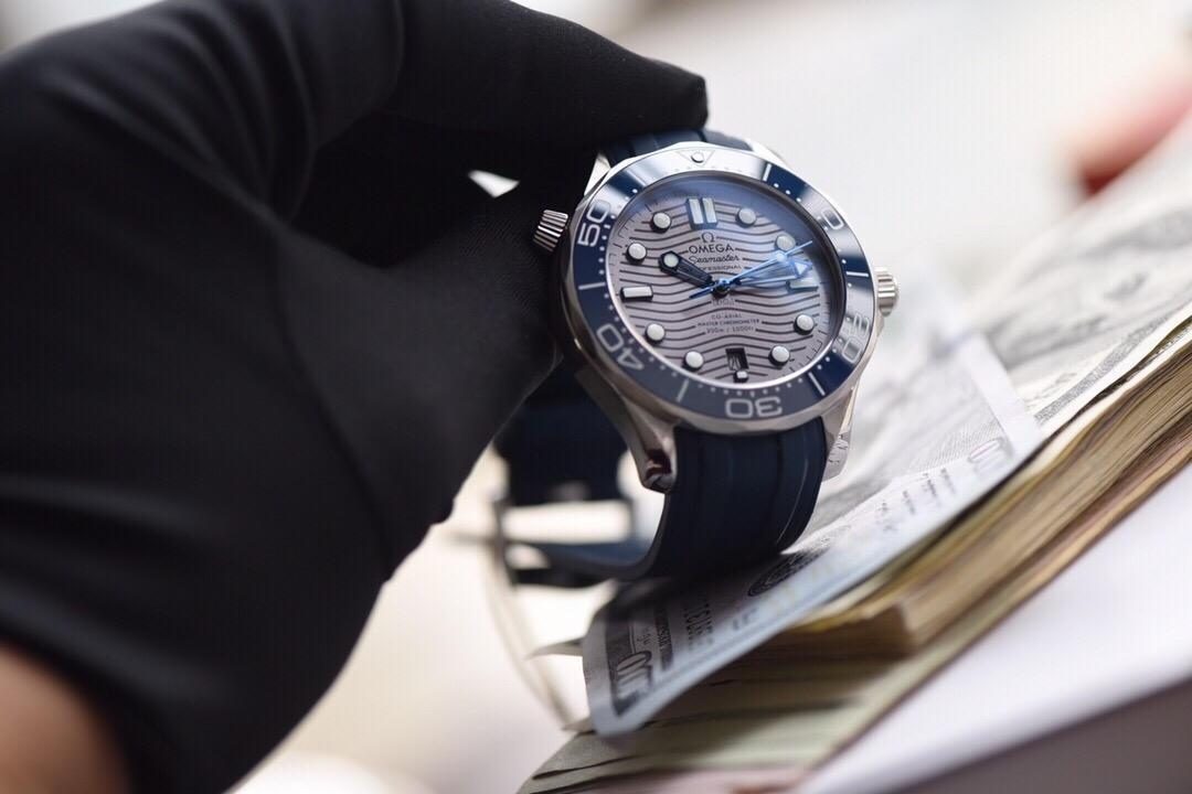 Yeni seramik kadranlı VS Factory Omega Seamaster 300M — dalgalı gri kadran, beyaz mine saat işaretli bezel dalış saatinin karşılaştırmalı incelemesi — 18. fotoğraf