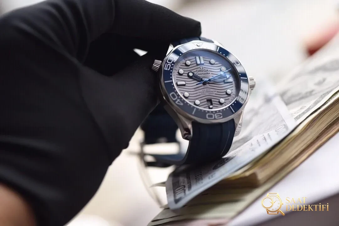 Yeni seramik kadranlı VS Factory Omega Seamaster 300M — dalgalı gri kadran, beyaz mine saat işaretli bezel dalış saatinin karşılaştırmalı incelemesi - Cam Yansıma Önleyici (AR) Kaplama