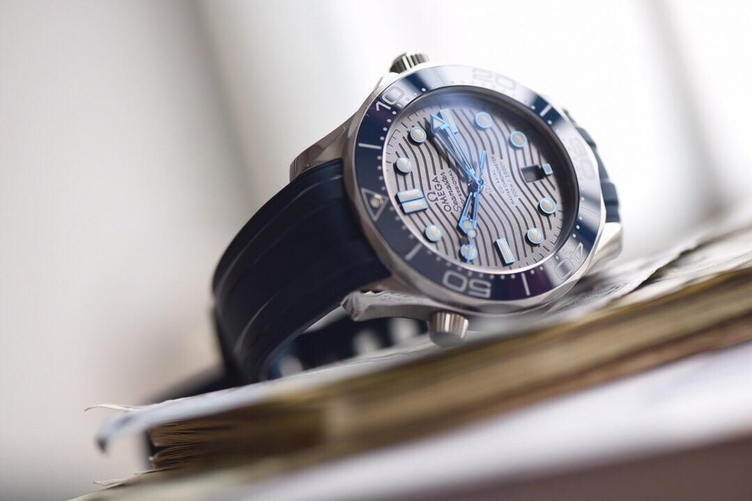 Yeni seramik kadranlı VS Factory Omega Seamaster 300M — dalgalı gri kadran, beyaz mine saat işaretli bezel dalış saatinin karşılaştırmalı incelemesi — 19. fotoğraf