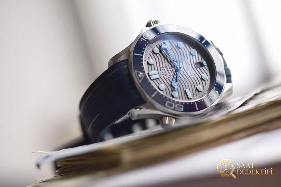 Yeni seramik kadranlı VS Factory Omega Seamaster 300M — dalgalı gri kadran, beyaz mine saat işaretli bezel dalış saatinin karşılaştırmalı incelemesi - Mekanizma Çark Dizilimi ve Taş Yatakları