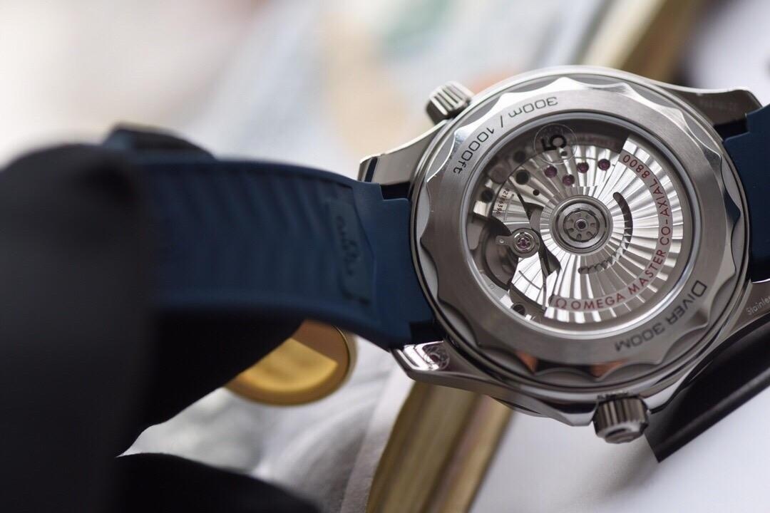 Yeni seramik kadranlı VS Factory Omega Seamaster 300M — dalgalı gri kadran, beyaz mine saat işaretli bezel dalış saatinin karşılaştırmalı incelemesi — 20. fotoğraf