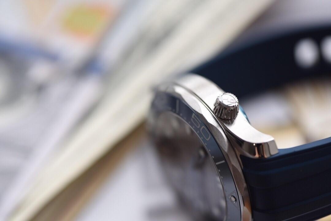 Yeni seramik kadranlı VS Factory Omega Seamaster 300M — dalgalı gri kadran, beyaz mine saat işaretli bezel dalış saatinin karşılaştırmalı incelemesi — 21. fotoğraf