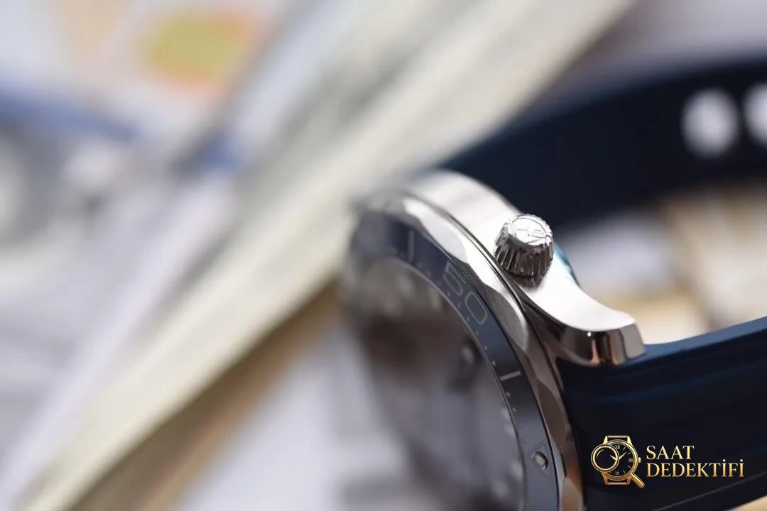Yeni seramik kadranlı VS Factory Omega Seamaster 300M — dalgalı gri kadran, beyaz mine saat işaretli bezel dalış saatinin karşılaştırmalı incelemesi - Kordon Dokusu ve Dikiş Detayları