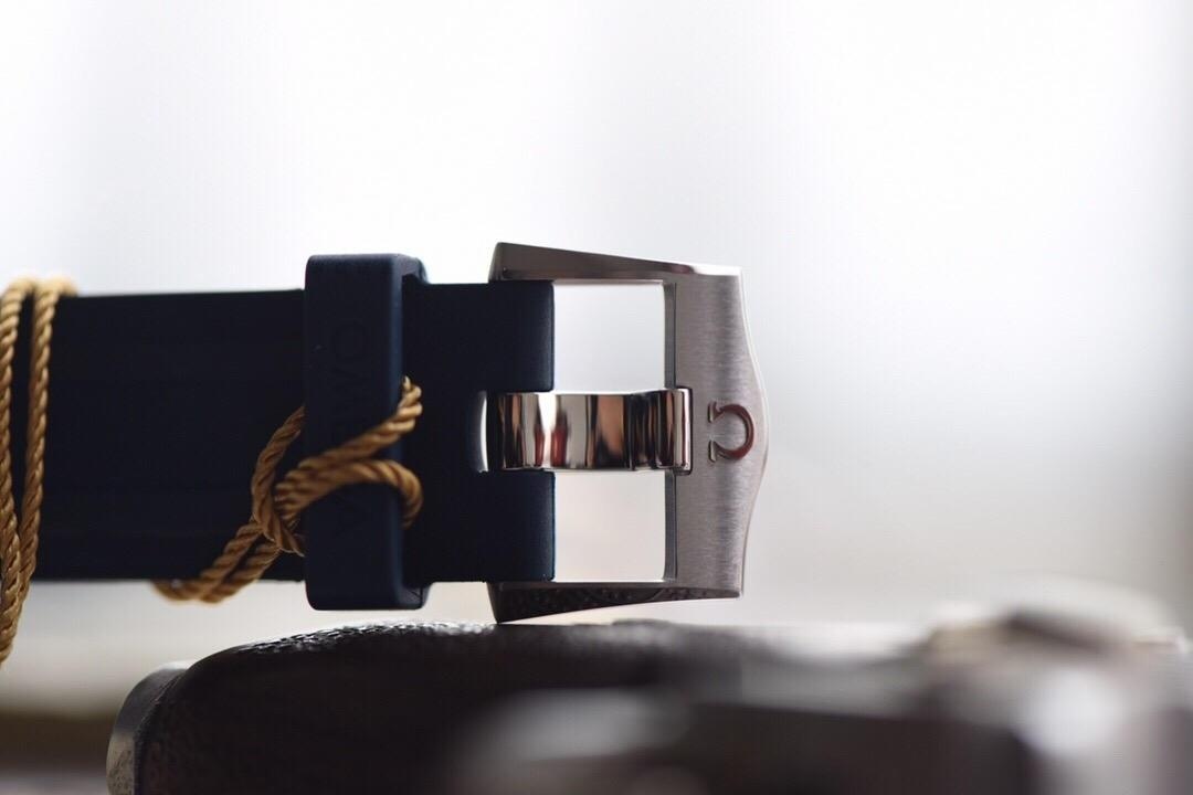 Yeni seramik kadranlı VS Factory Omega Seamaster 300M — dalgalı gri kadran, beyaz mine saat işaretli bezel dalış saatinin karşılaştırmalı incelemesi — 23. fotoğraf