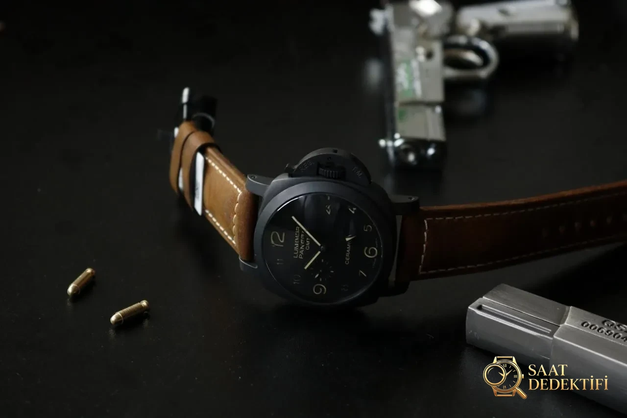 Yeni VS Factory Panerai PAM00441 V2 sürümünde 9001 mekanizmasının hangi noktaları geliştirildi? - Arka Kapak ve Mekanizma Detayı
