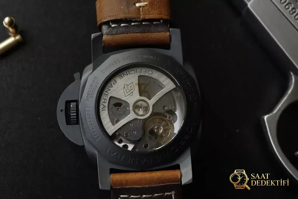 Yeni VS Factory Panerai PAM00441 V2 sürümünde 9001 mekanizmasının hangi noktaları geliştirildi? - Safir Kristal Cam Eğimi ve Yansıması
