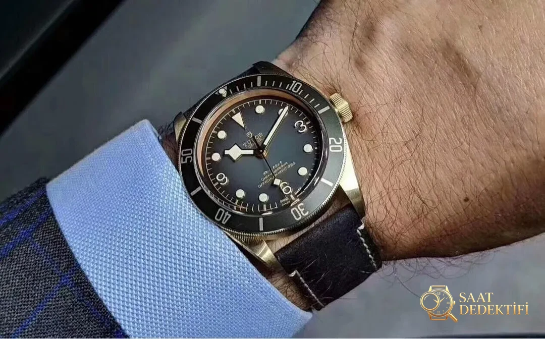 Yepyeni arduvaz grisi 2019 Beckham modeli XF Factory Tudor Black Bay Bronze M79250BA — küçük bronz kalkan kısa inceleme - Kasa Profili ve Kurma Kolu İncelemesi