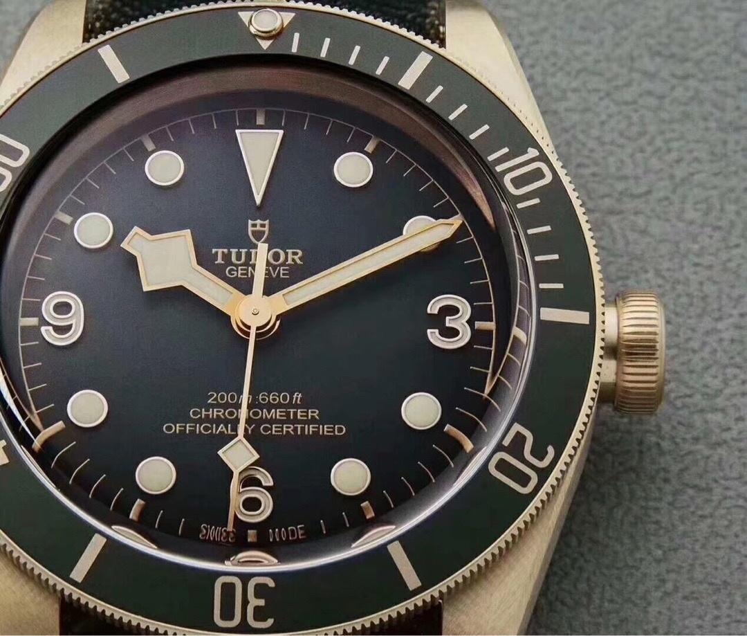 Yepyeni arduvaz grisi 2019 Beckham modeli XF Factory Tudor Black Bay Bronze M79250BA — küçük bronz kalkan kısa inceleme — 4. fotoğraf