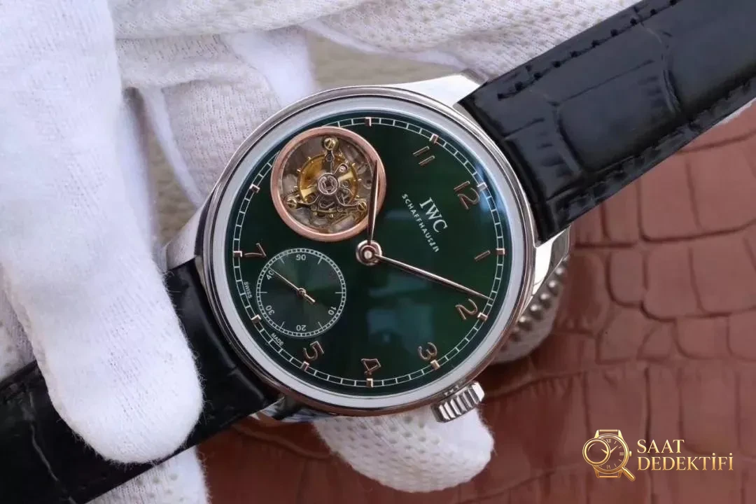 YL Factory IWC Portugieser Serisi Tourbillon Yeşil Kadranlı Replika Saat IW546302 İncelemesi - Arka Kapak ve Mekanizma Detayı