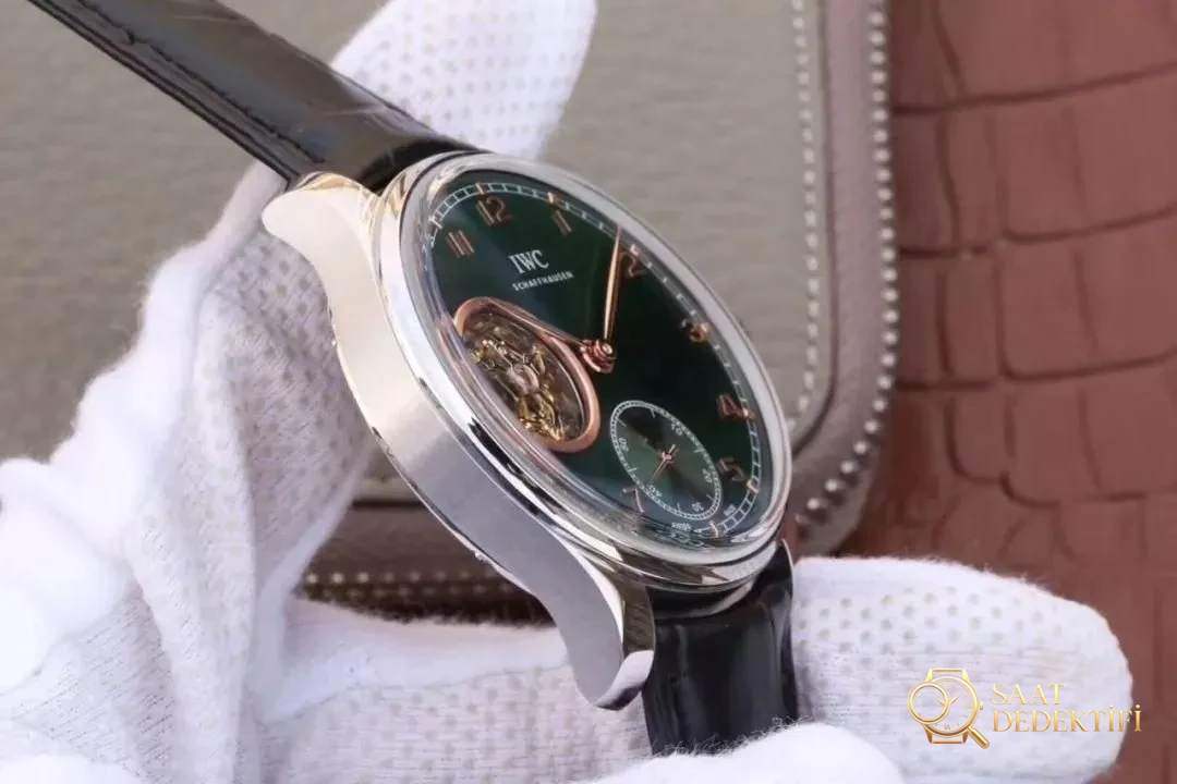 YL Factory IWC Portugieser Serisi Tourbillon Yeşil Kadranlı Replika Saat IW546302 İncelemesi - Bilekte Duruş ve Kasa Orantısı