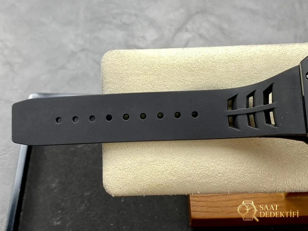 YS Factory Richard Mille RM47 Gerçek Tourbillon Siyah Seramik Kol Saati İncelemesi - Fosfor ve Super-LumiNova Gece Görünümü