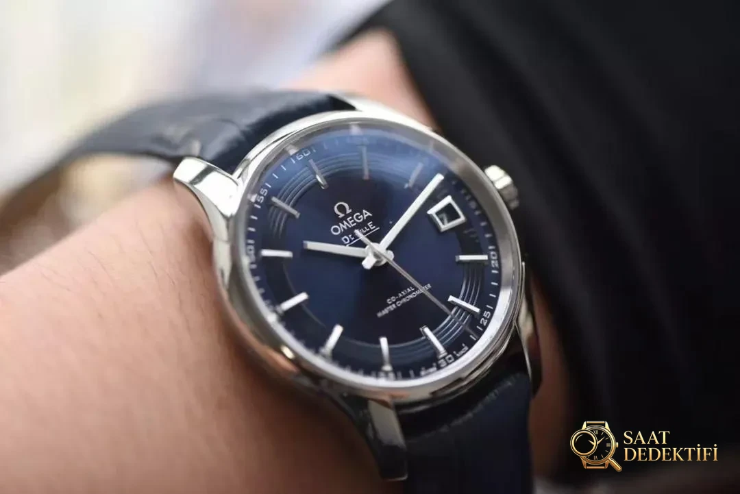 Yükseltilmiş VS Factory Omega De Ville parlak mavi: 8900 mekanizma 8500 ile karşılaştırıldığında fark nerede? Hangi detaylar güncellendi? - Kordon Dokusu ve Dikiş Detayları