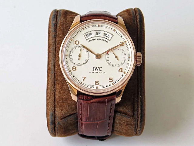 Replika IWC Portuguese Yıllık Takvim Roze Altın
