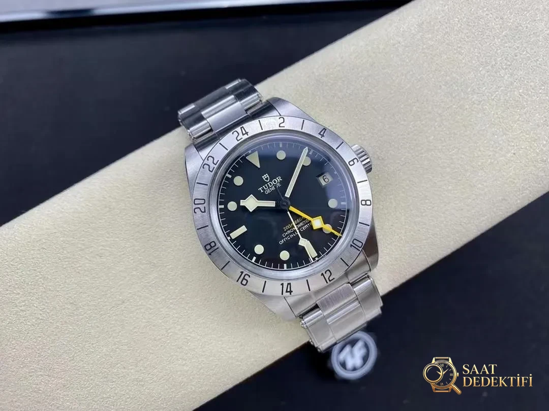 Tudor Black Bay 1655 Clean Factory Review - Vue de face et conception du boîtier