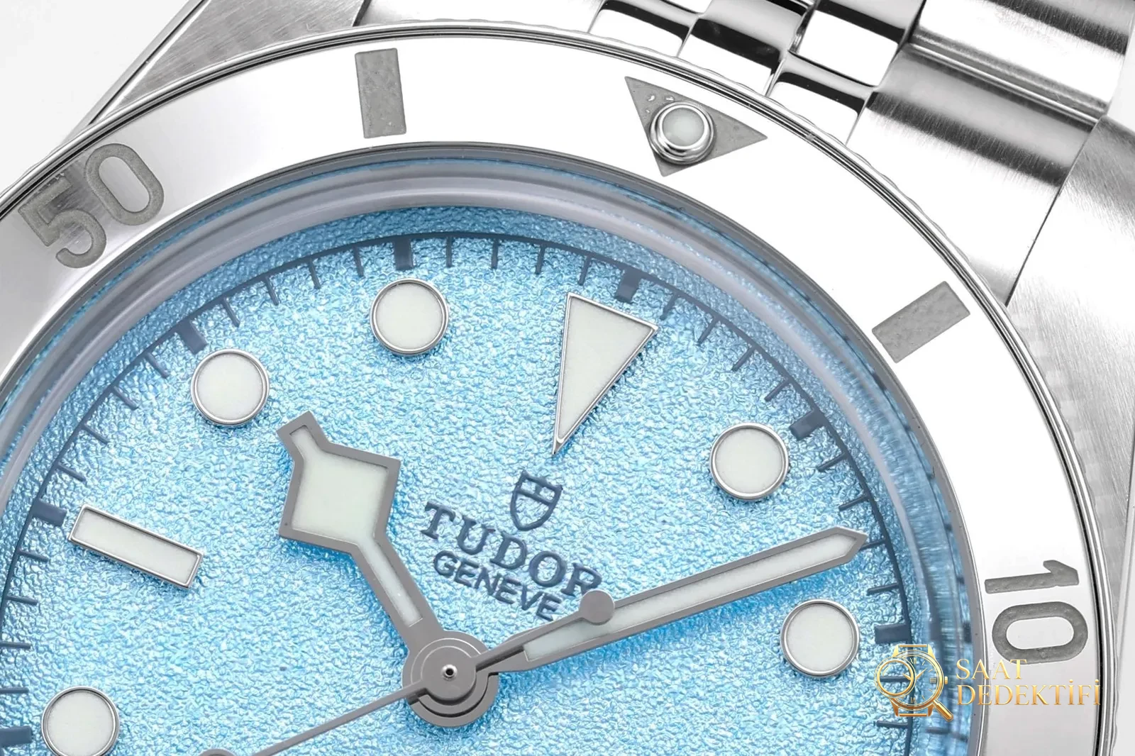 ZF 2025 mutlaka alınacaklar listesi! Tudor Black Bay 54 M79000: Zamanın işlediği klasik, bileğinizde saklı keskinlik - Kadran İbreleri ve Saniye Akışı