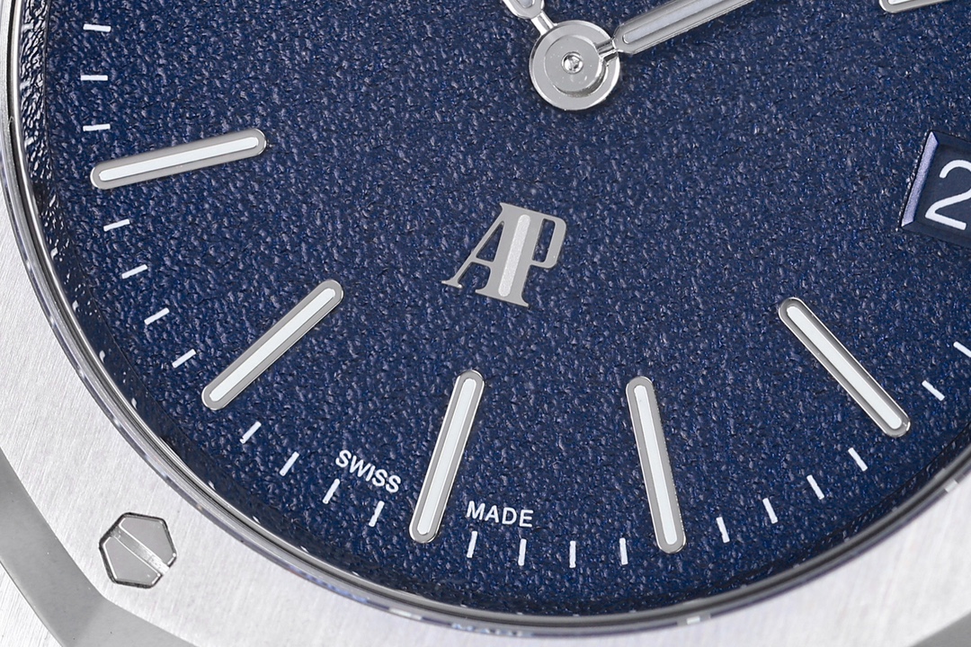 ZF 2025'in zirve eseri: Audemars Piguet Royal Oak 39 mm 16202 "JUMBO" ultra ince saat — yepyeni mavi taneli kadranıyla göz kamaştırıyor, bileğinizdeki efsaneyi replika olarak sizlere sunuyoruz. — 6. fotoğraf