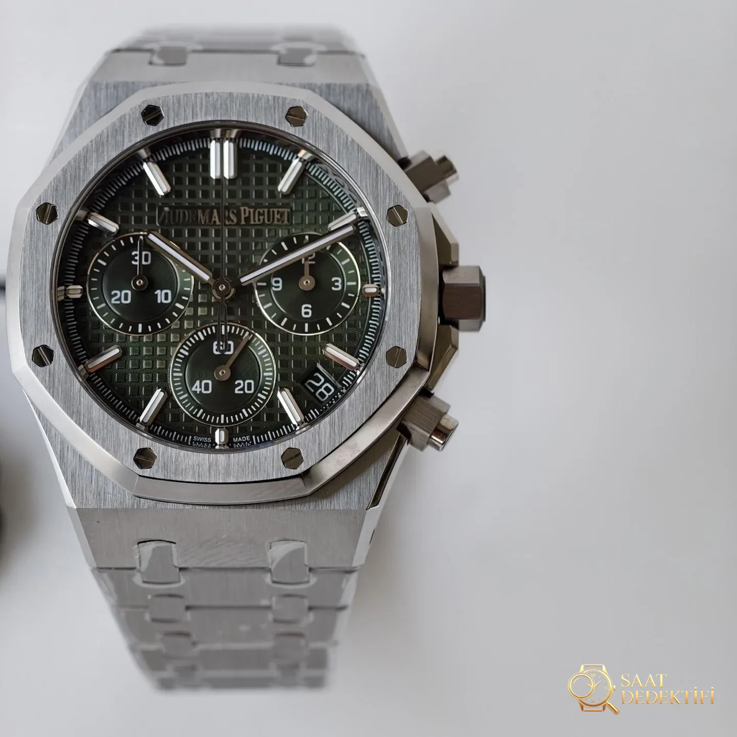 ZF 2026 yeni model önerisi | Keskin hatlarda gizli zarafet, zamanın tanıklığı — Audemars Piguet Royal Oak 26240 - Arka Kapak ve Mekanizma Detayı