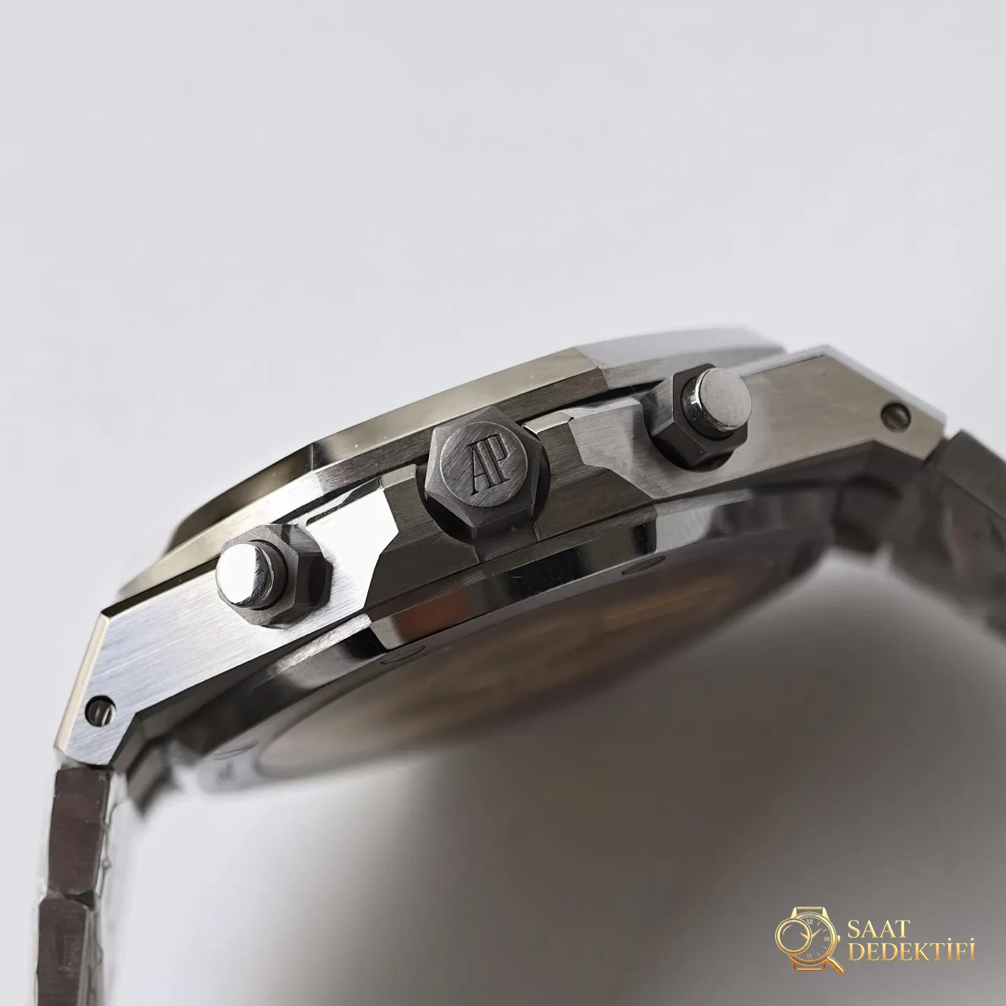 ZF 2026 yeni model önerisi | Keskin hatlarda gizli zarafet, zamanın tanıklığı — Audemars Piguet Royal Oak 26240 - Bilezik, Toka ve Klips Mekanizması