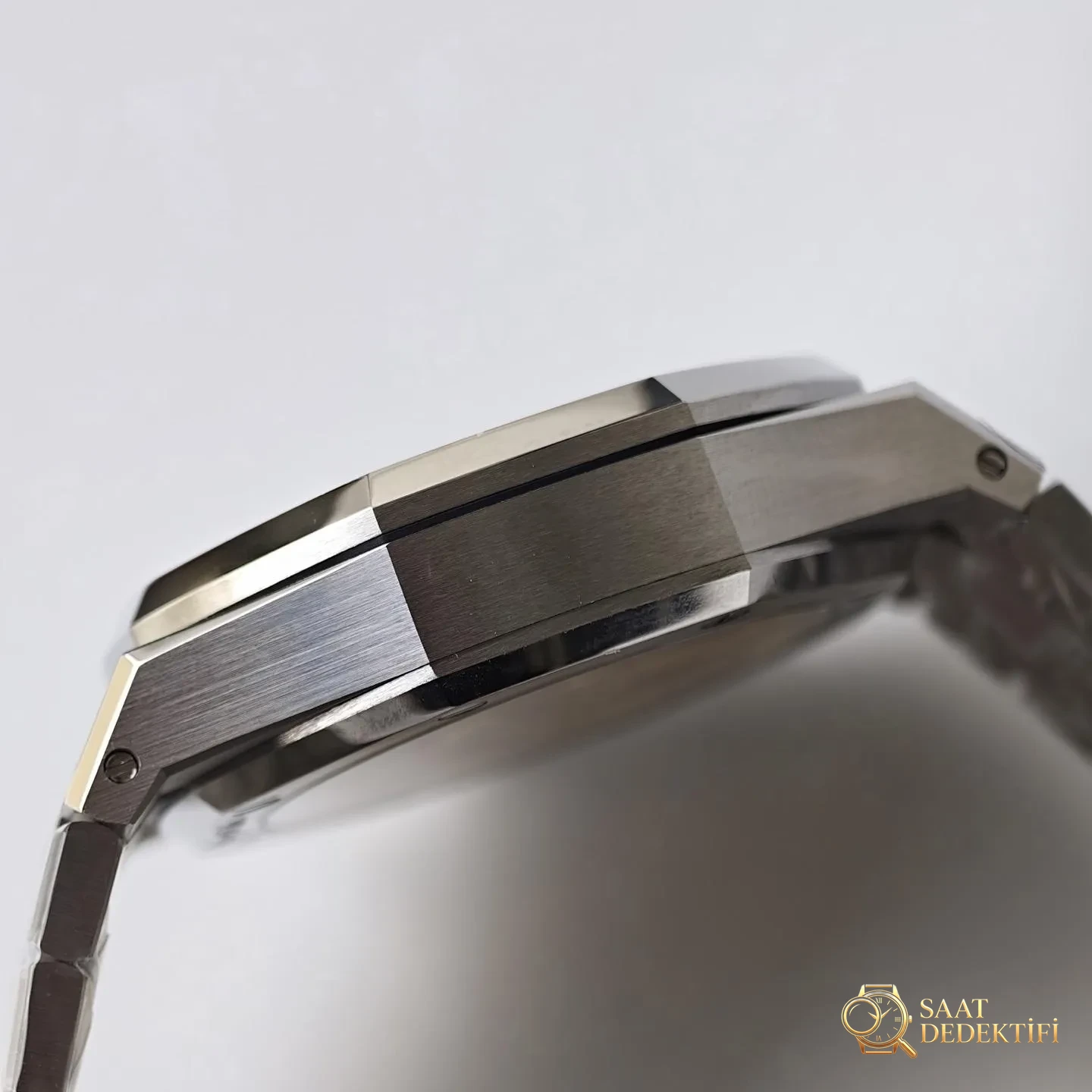 ZF 2026 yeni model önerisi | Keskin hatlarda gizli zarafet, zamanın tanıklığı — Audemars Piguet Royal Oak 26240 - Klips Kilidi ve Lazer Damgalar