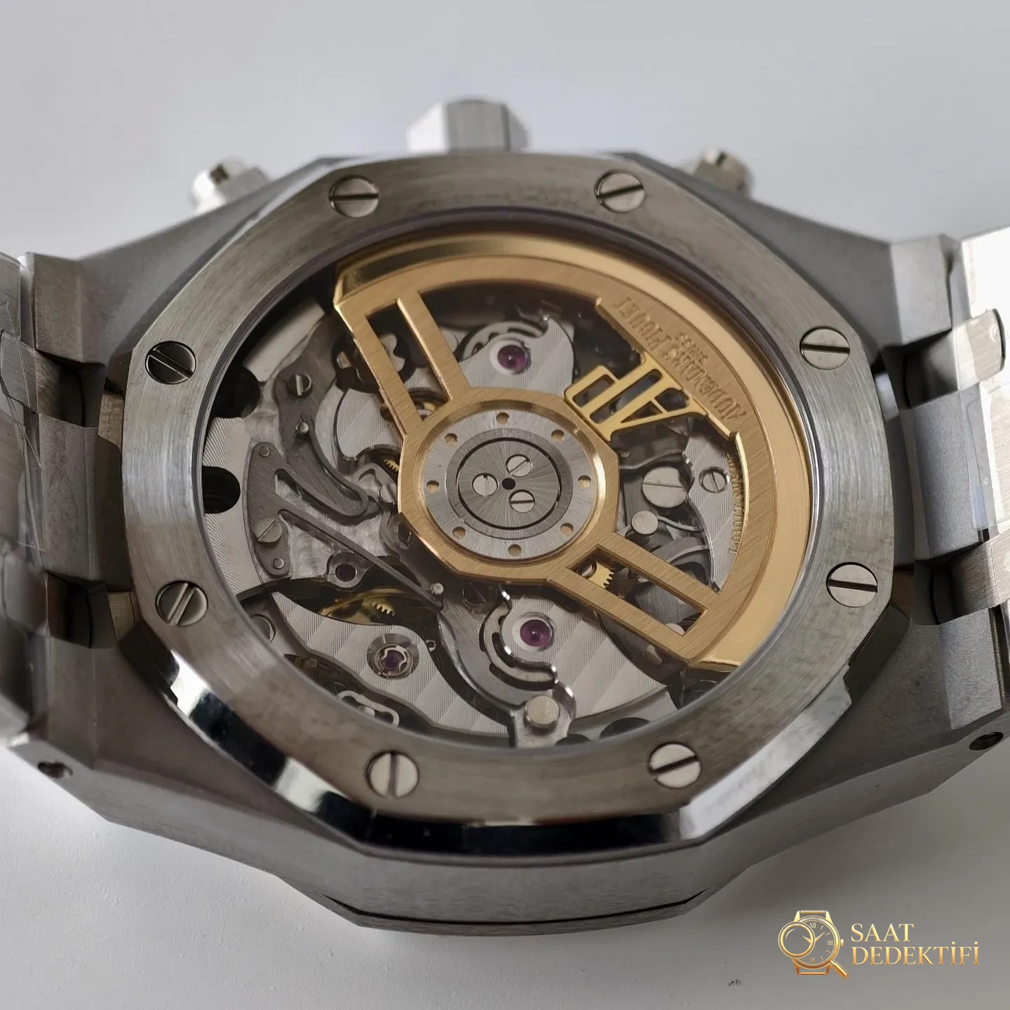 ZF 2026 yeni model önerisi | Keskin hatlarda gizli zarafet, zamanın tanıklığı — Audemars Piguet Royal Oak 26240 - Bilekte Duruş ve Kasa Orantısı