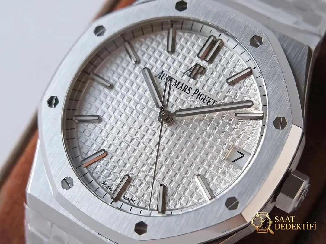 ZF Audemars Piguet 15500 beyaz kadranlı saatin sökülmüş halini gösteriyorum - Kadran Detayı ve Bezel İşçiliği