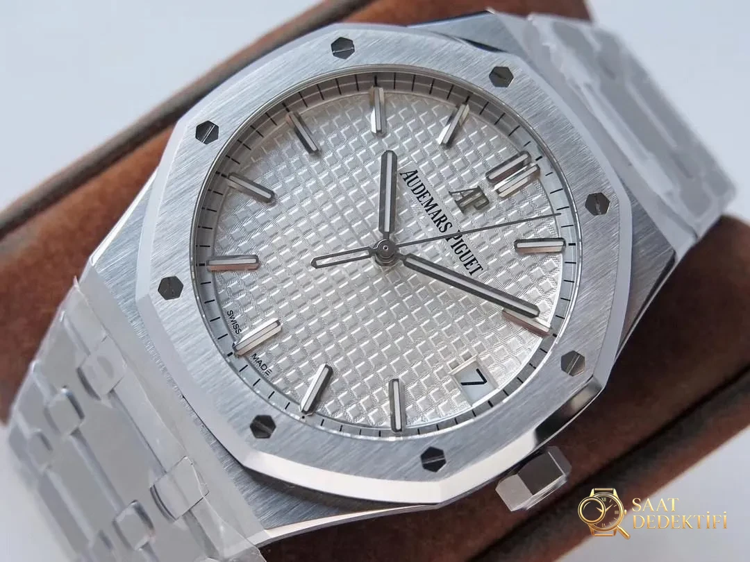 ZF Audemars Piguet 15500 beyaz kadranlı saatin sökülmüş halini gösteriyorum - Kasa Profili ve Kurma Kolu İncelemesi