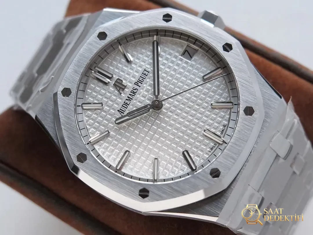 ZF Audemars Piguet 15500 beyaz kadranlı saatin sökülmüş halini gösteriyorum - Arka Kapak ve Mekanizma Detayı
