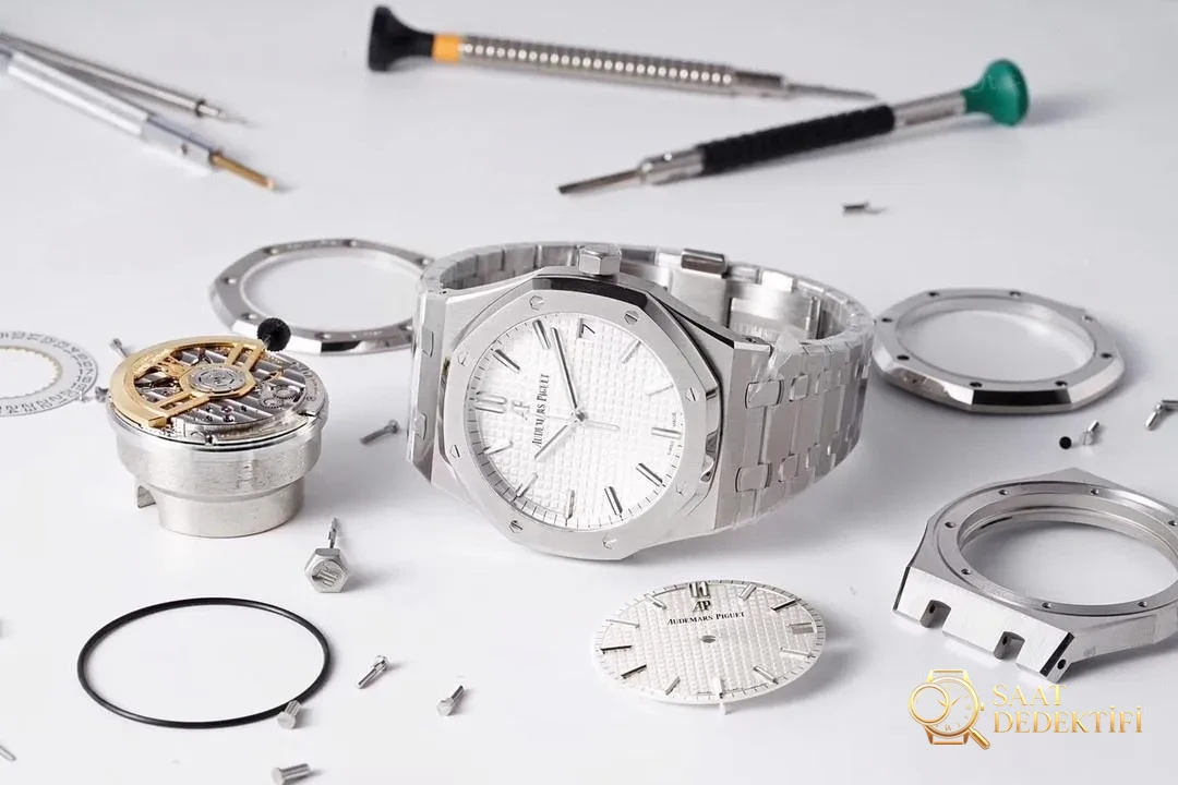 ZF Audemars Piguet 15500 beyaz kadranlı saatin sökülmüş halini gösteriyorum - Mekanizma Zemberek ve Balans Detayı