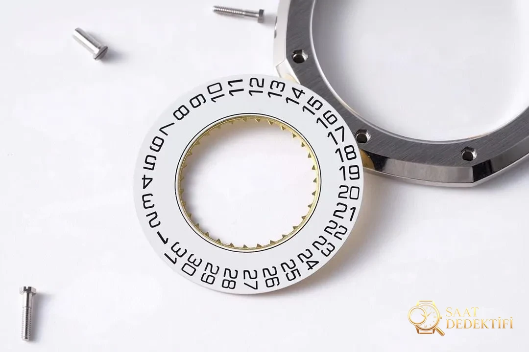 ZF Audemars Piguet 15500 beyaz kadranlı saatin sökülmüş halini gösteriyorum - Yan Profil ve Kordon Bağlantısı