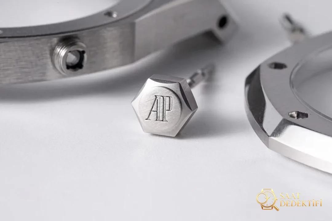 ZF Audemars Piguet 15500 beyaz kadranlı saatin sökülmüş halini gösteriyorum - Genel Açı ve Estetik Duruş