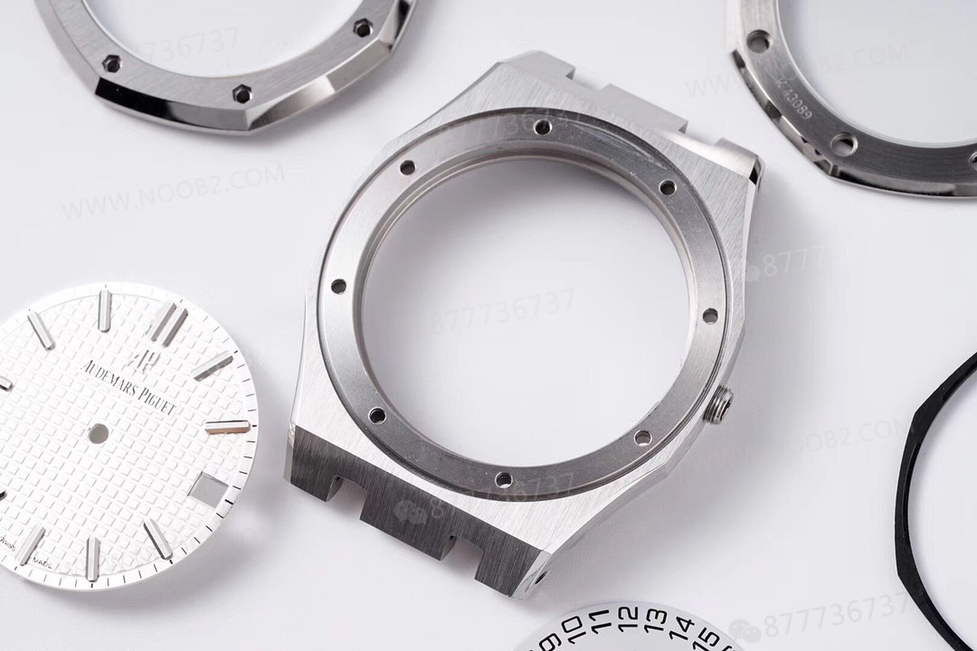 ZF Audemars Piguet 15500 beyaz kadranlı saatin sökülmüş halini gösteriyorum — 14. fotoğraf