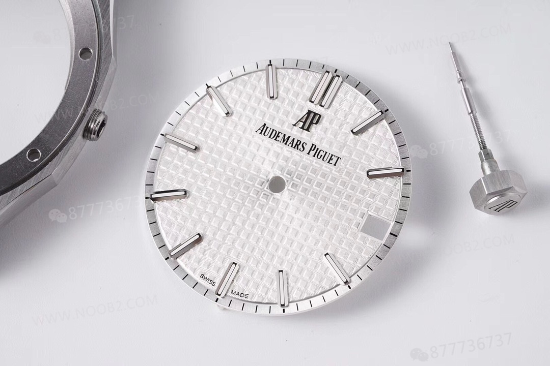 ZF Audemars Piguet 15500 beyaz kadranlı saatin sökülmüş halini gösteriyorum — 17. fotoğraf