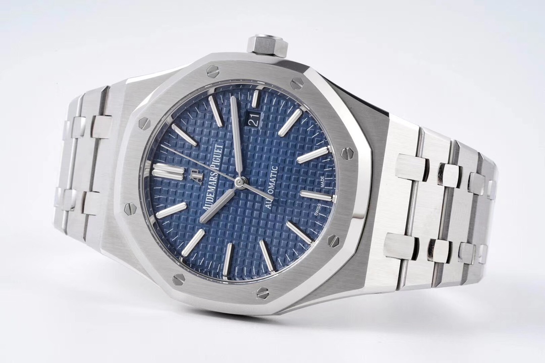 ZF Factory 2025'in iddialı çalışması: Audemars Piguet Royal Oak 15400 V2, tek parça mekanizmasıyla göz kamaştırıyor! — 3. fotoğraf