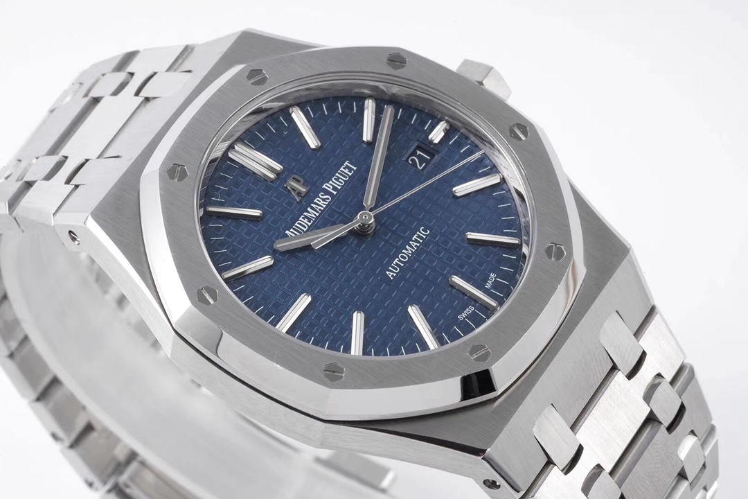 ZF Factory 2025'in iddialı çalışması: Audemars Piguet Royal Oak 15400 V2, tek parça mekanizmasıyla göz kamaştırıyor! — 4. fotoğraf