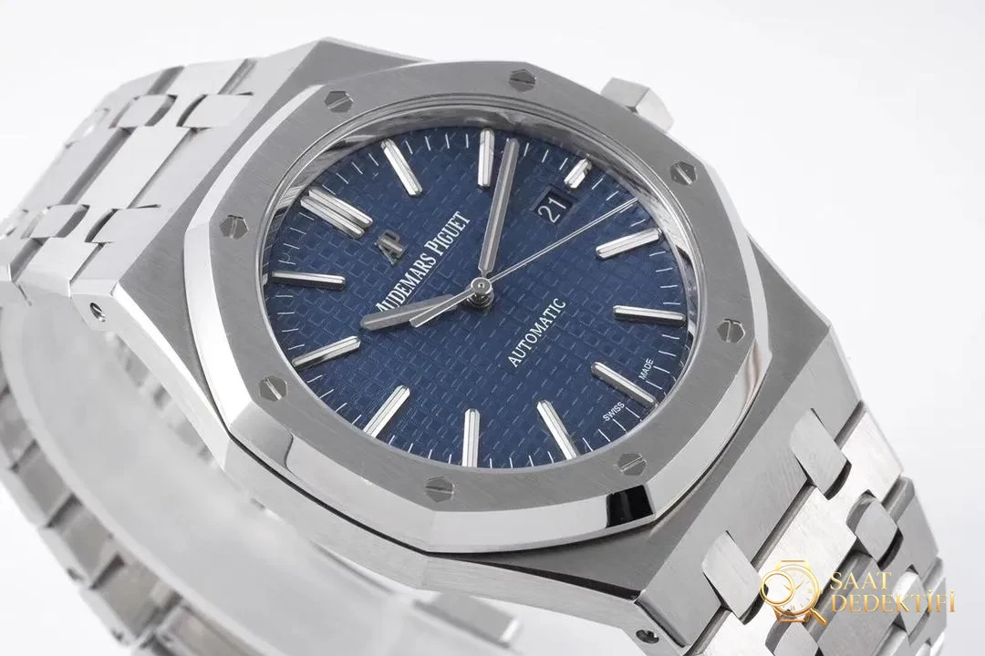 ZF Factory 2025'in iddialı çalışması: Audemars Piguet Royal Oak 15400 V2, tek parça mekanizmasıyla göz kamaştırıyor! - görsel 3